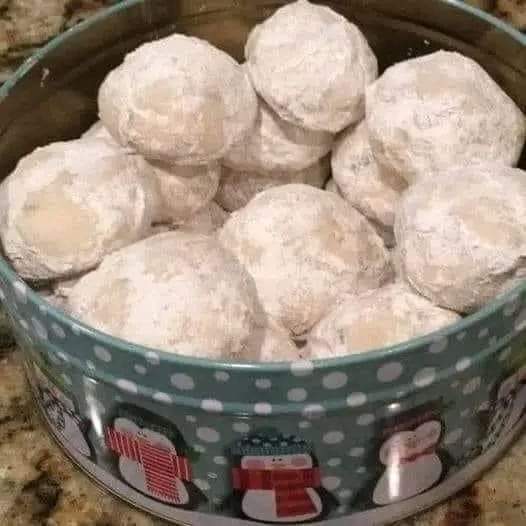 DOES ANYONE HERE ACTUALLY STILL EAT Snowball Cookies 😋😍